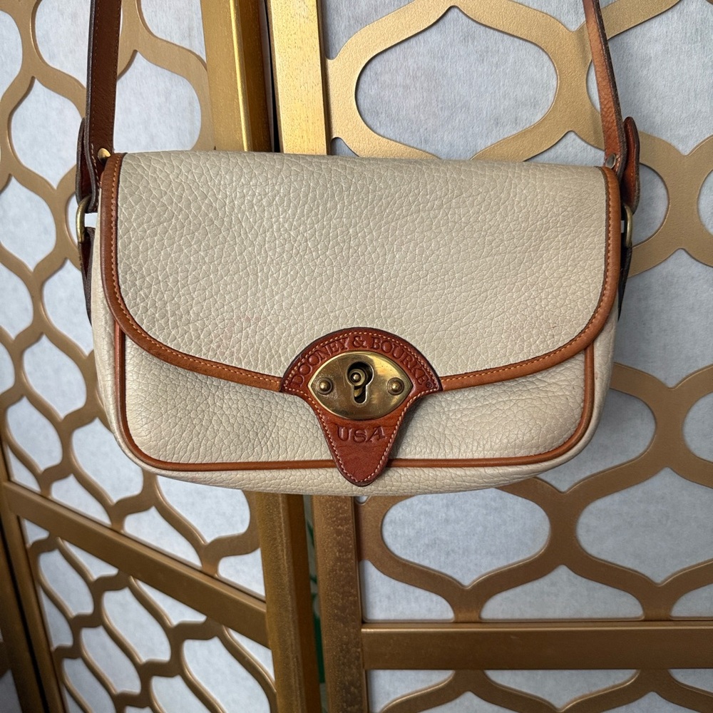 Vintage Dooney & Bourke Cream and Brown Crossbody Bag ❤️